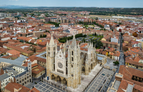 L'un des secrets les mieux gardés d'Europe est une ville espagnole à pied moins courtée connue pour une cathédrale et des tapas