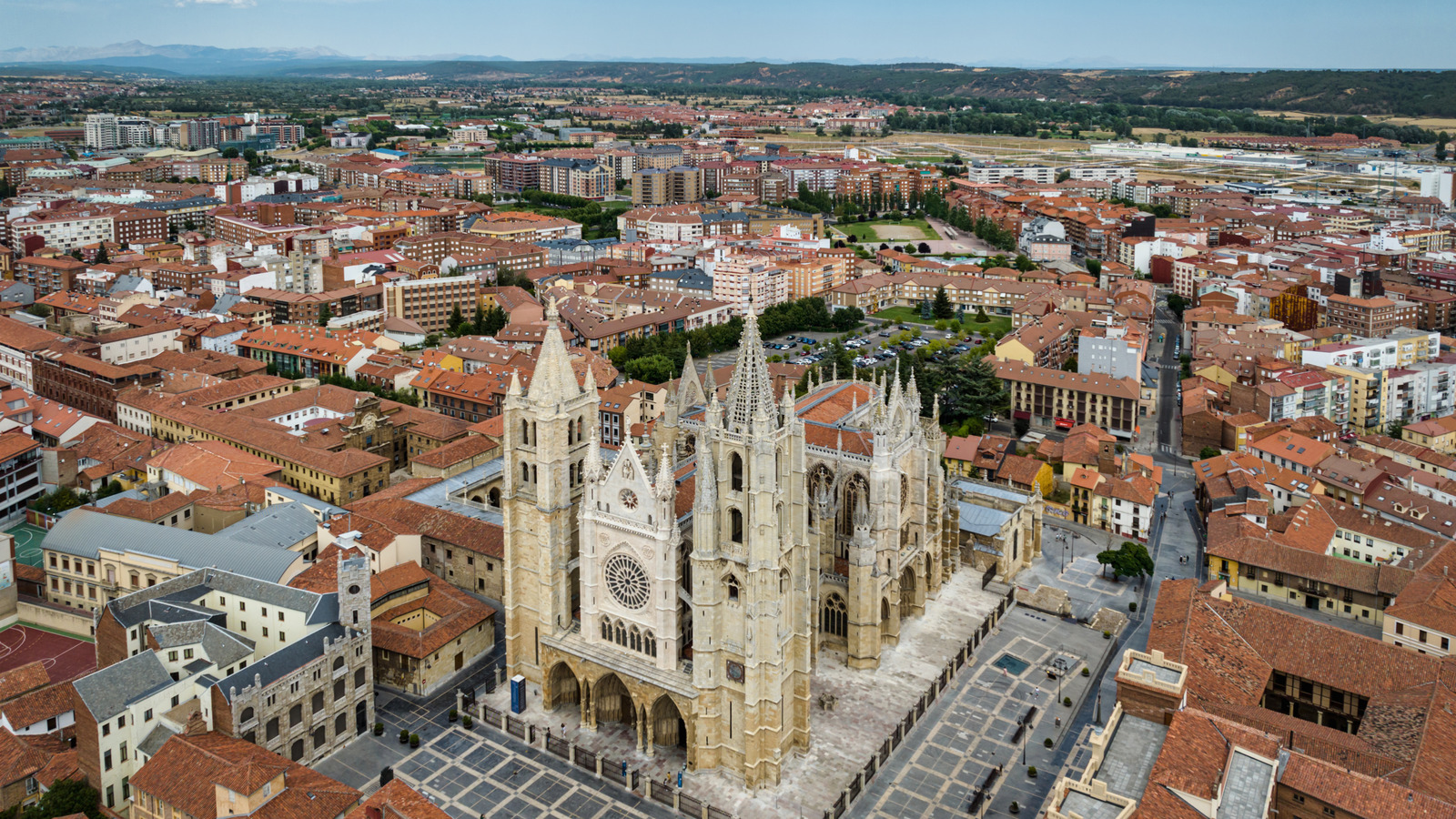 L'un des secrets les mieux gardés d'Europe est une ville espagnole à pied moins courtée connue pour une cathédrale et des tapas