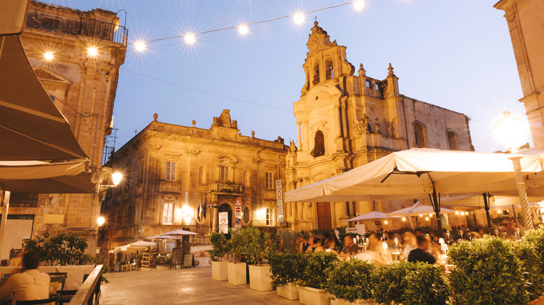 Polo Piazza en Ragusa Sicile après le coucher du soleil