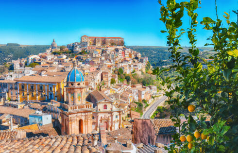 Rick Steves appelle cette ancienne ville de colline italienne avec des jardins tropicaux `` les plus beaux '' en Sicile