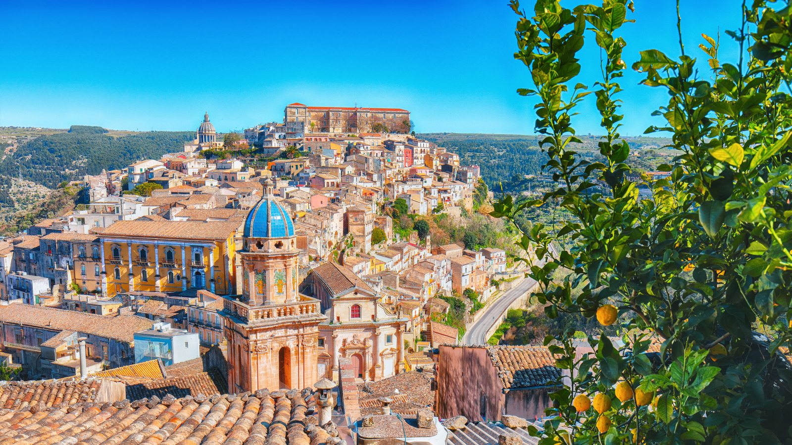 Rick Steves appelle cette ancienne ville de colline italienne avec des jardins tropicaux `` les plus beaux '' en Sicile