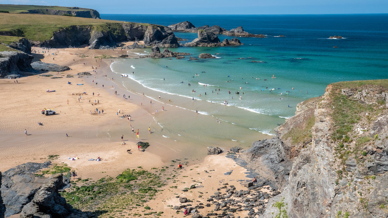 Beachgoers sur la plage de Porthcothan Bay, Cornwall