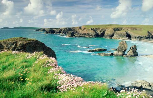 La réponse de l'Angleterre au Big Sur de la Californie est une côte dramatique avec des plages et un camping à flanc de falaise