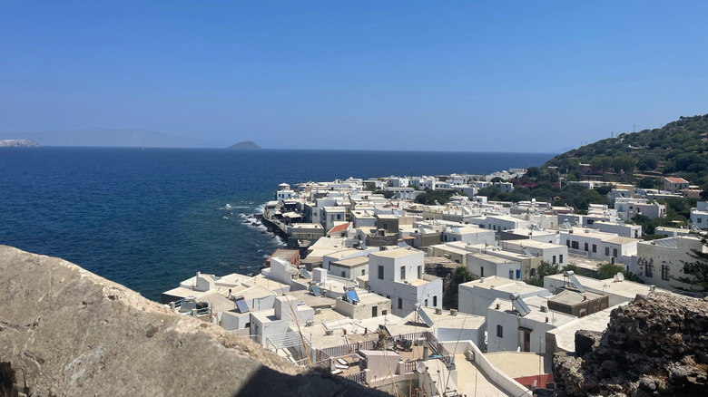 Une vue aérienne de Nisyros au soleil