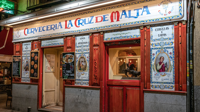 Shopfront d'un restaurant traditionnel de bar à tapas