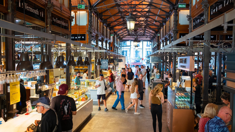 Intérieur du marché couvert de San Miguel à Madrid