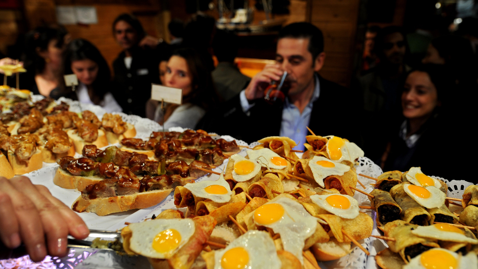 Pourquoi les touristes devraient `` devenir mobiles '' pour le dîner dans la ville de Madrid, par Rick Steves