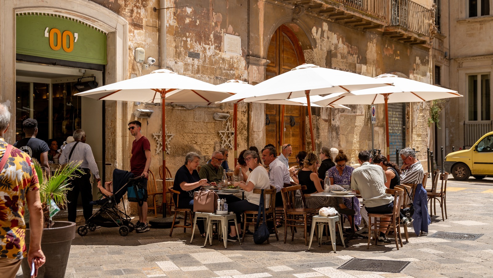 La seule boisson faux pas qui donne des touristes instantanément en dînant en Italie, selon Rick Steves
