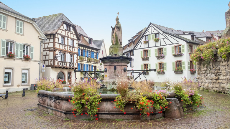 La place de la ville historique d'Eguisheim, France