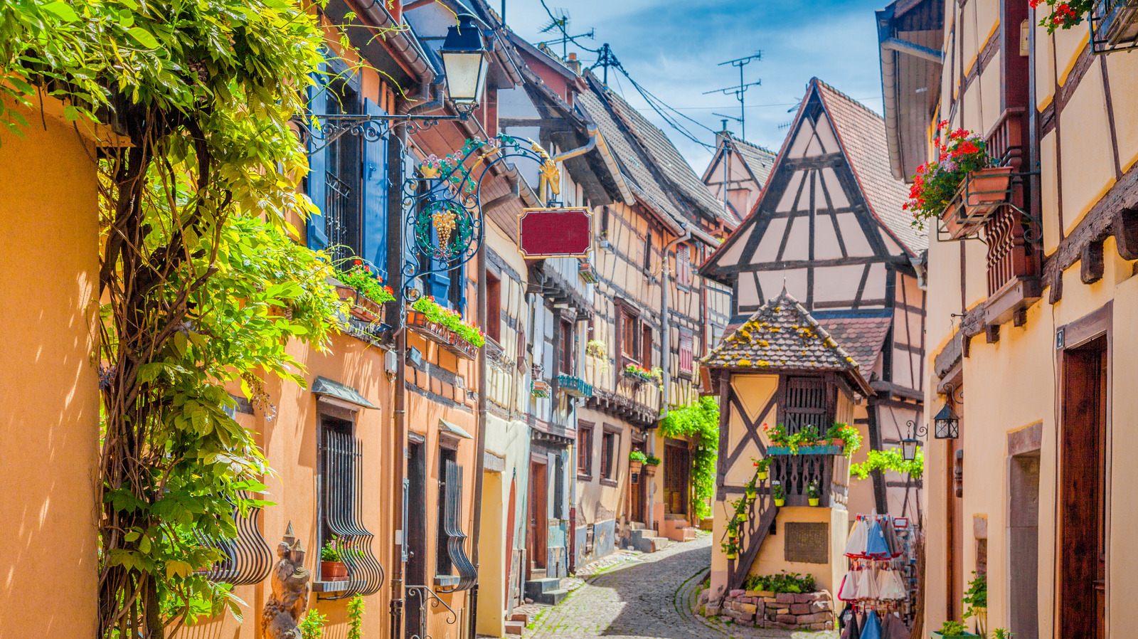 L'un des plus beaux villages d'Europe est cette charmante destination française arrachée à partir d'un conte de fées