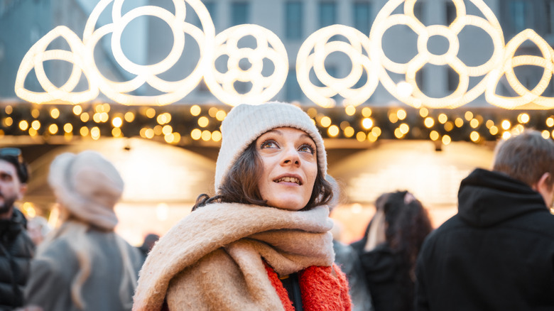 Femme sur le marché de Noël
