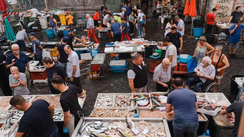 Personnes dans un marché aux poissons de Catania, en Sicile