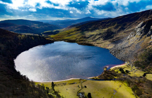 «Guinness Lake» de l'Irlande est un joyau pittoresque qui est l'un des endroits les plus photographiés de la région