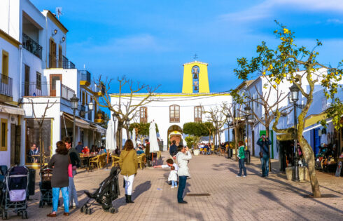 Cet hôtel Ibiza réservé aux membres est une évasion de campagne pittoresque avec des villas, des terrasses de yoga et des repas de la ferme à la table