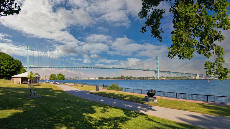 Le parc de sculptures Windsor avec le pont ambassadeur en arrière-plan en une soirée claire