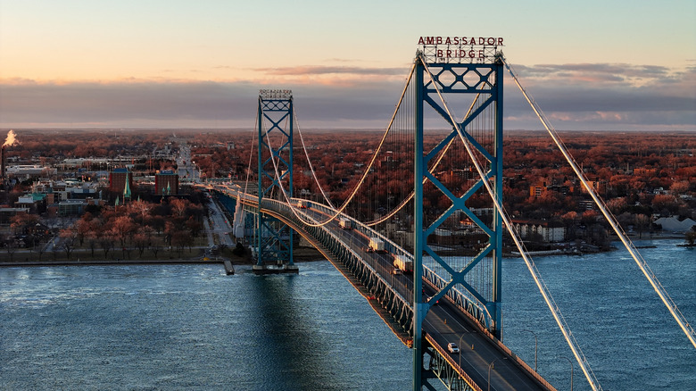 Voir à travers le pont ambassadeur vers Windsor, Ontario, avec Assomption Park et Notre-Dame de l'église de l'Assomption