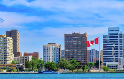 Juste en face de Détroit se trouve une ville animée appelée «la capitale automobile du Canada»