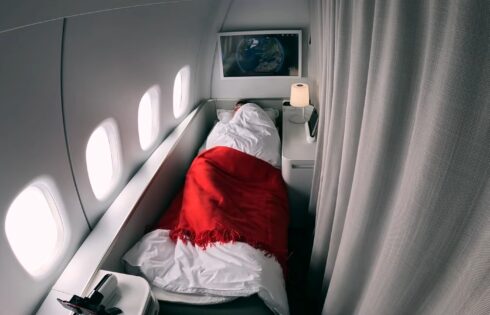 Cette option de vol transatlantique de première classe est élégante et confortable avec d'excellents rideaux de service et d'intimité