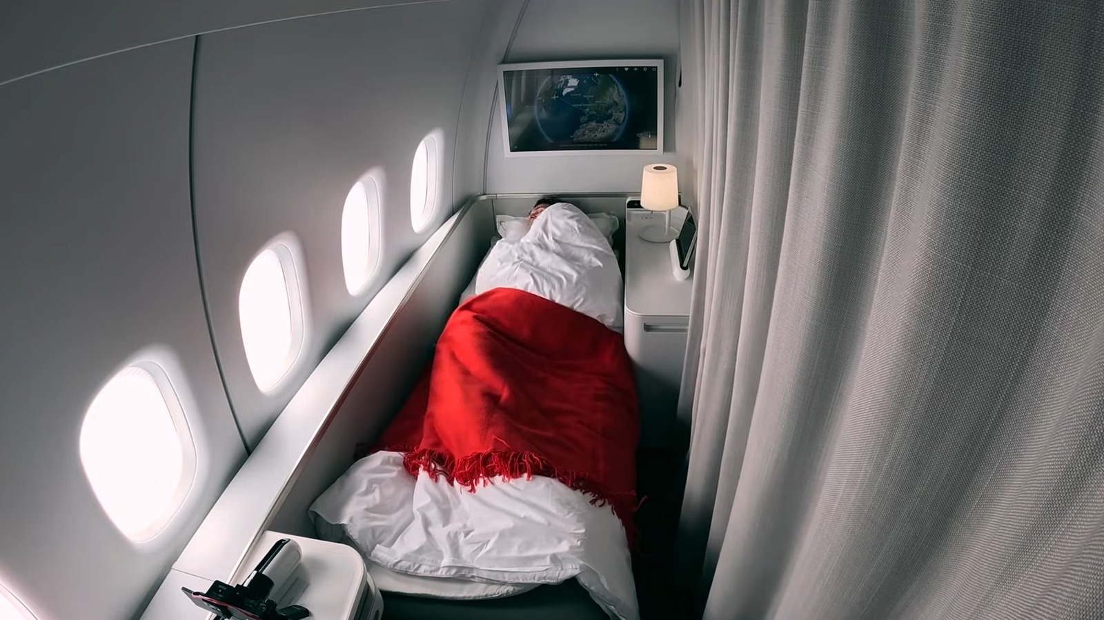 Cette option de vol transatlantique de première classe est élégante et confortable avec d'excellents rideaux de service et d'intimité