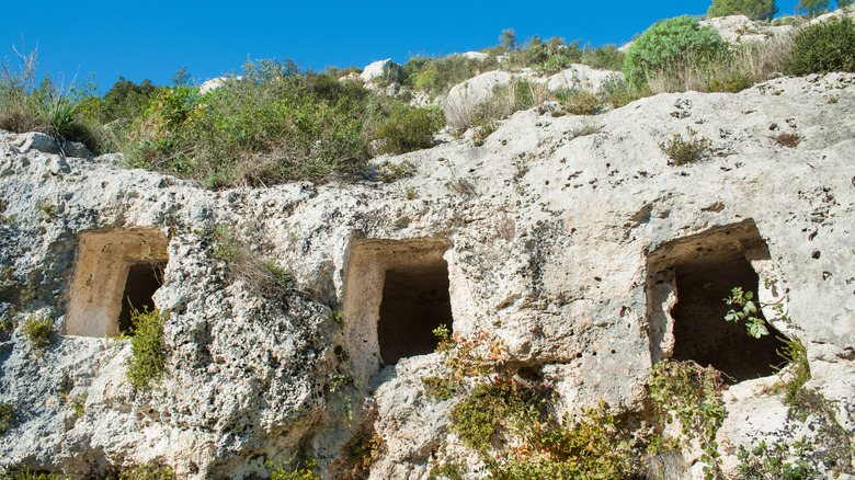 Trio de tombes à la nécropole de Pantalica en Sicile