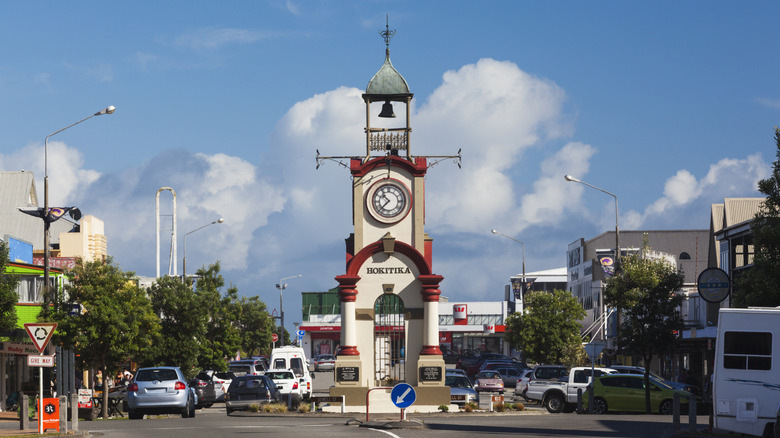 Tour d'horloge sur la rue de la ville avec des voitures