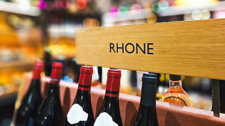 Bouteilles de vin dans la vallée du Rhône