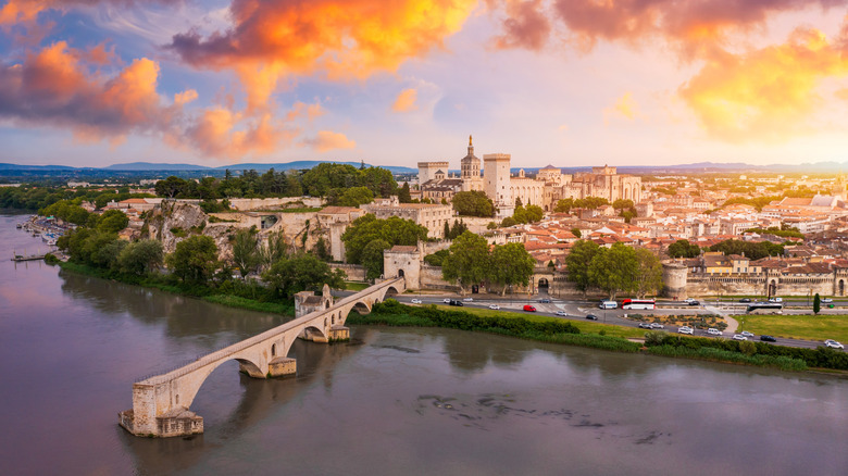 Crépuscule sur la rivière Rhône à Avignon France