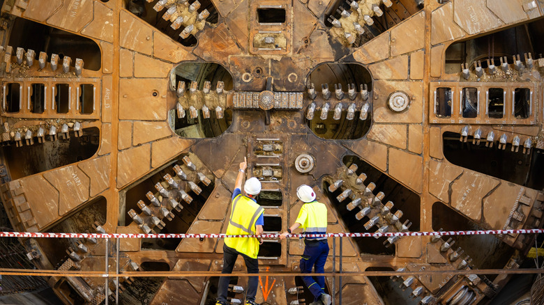 Les travailleurs inspectent et réparent une machine à alésage en tunnel.