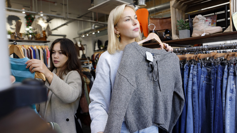 Deux femmes parcourant une boutique vintage