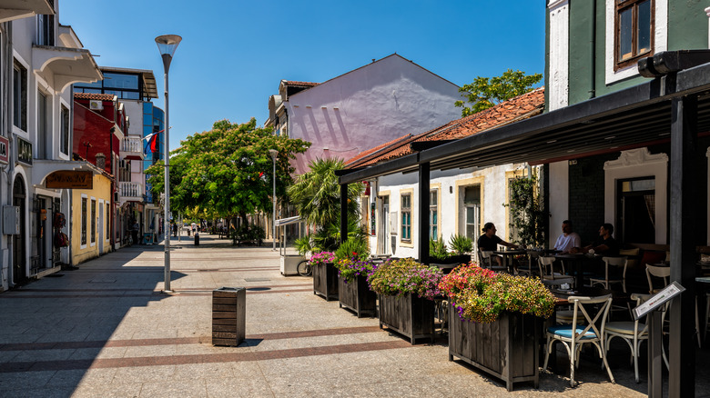 Une charmante rue et café à Podgorica, Monténégro par une journée ensoleillée