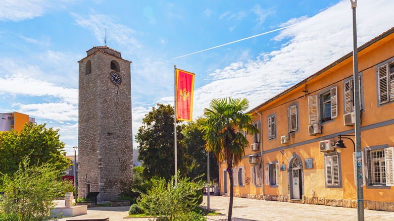 La tour de l'horloge de Podgorica par une journée ensoleillée