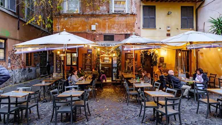Une trattoria sur une place à Rome, en Italie