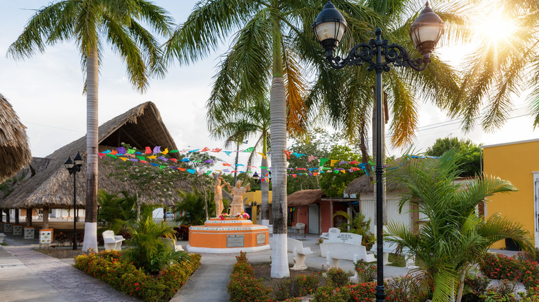 La place de la ville à El Cedral sur l'île de Cozumel, au Mexique,