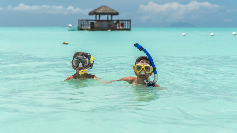 Deux garçons en apnée aux Caraïbes
