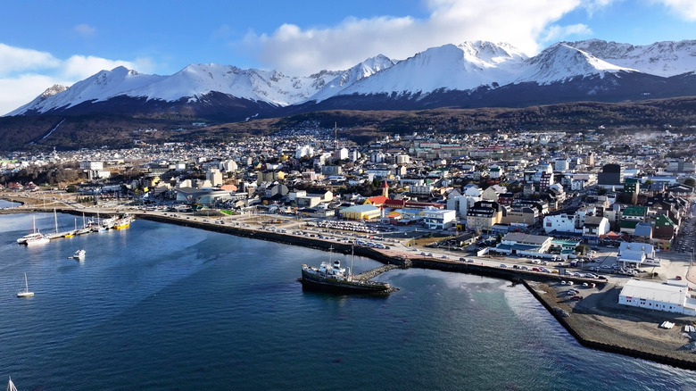 L'horizon et le port Ushuaia à Tierra del Fuego Island Argentine avec des montagnes en arrière-plan