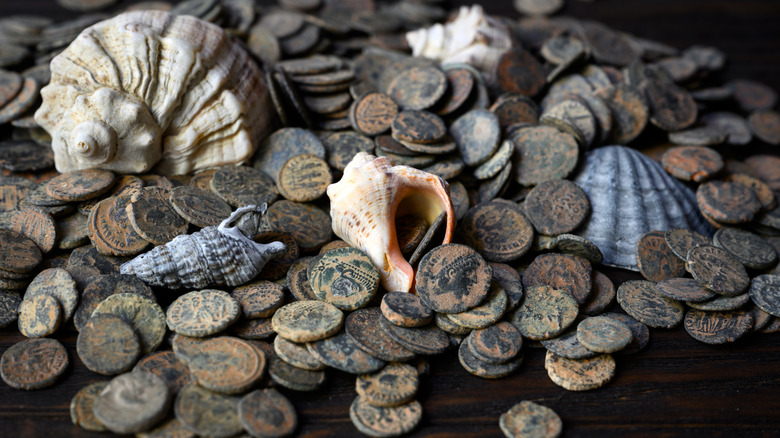 Coins romains en bronze avec coquillages