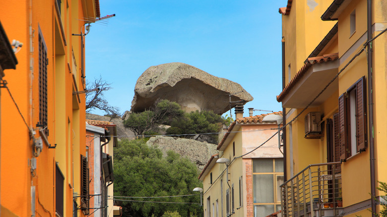 Rocher des champignons entre les bâtiments colorés à Arzachena, Italie