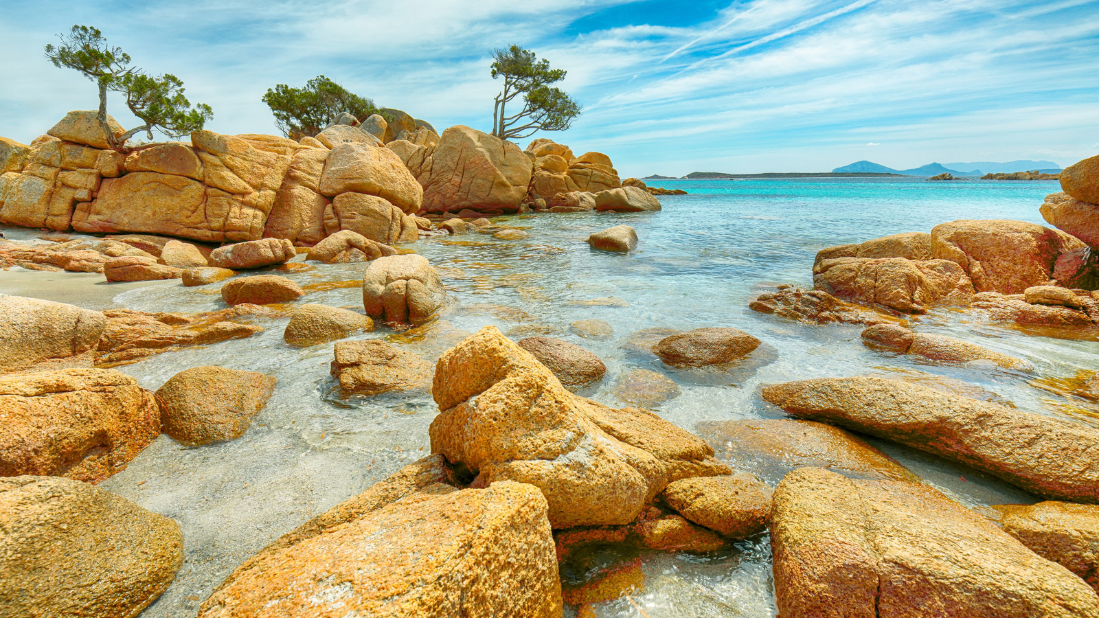 Près de la côte d'une belle ville de Sardaigne, quelqu'un a découvert un trésor historique enfoui dans le sable