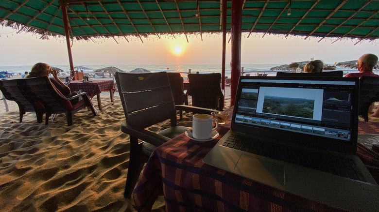 Ordinateur portable installé dans un café en bordure de plage à Goa, en Inde
