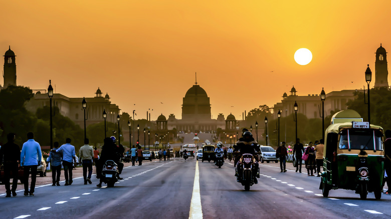Scène de la ville animée à Delhi, Inde au coucher du soleil
