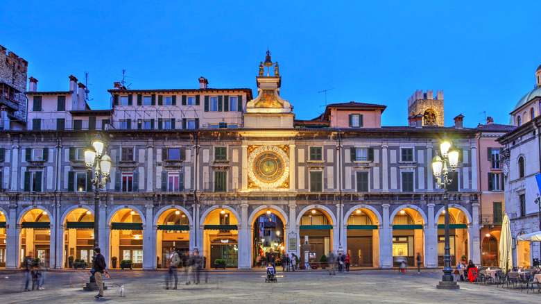 Crépuscule sur la Piazza della Loggia, Brescia