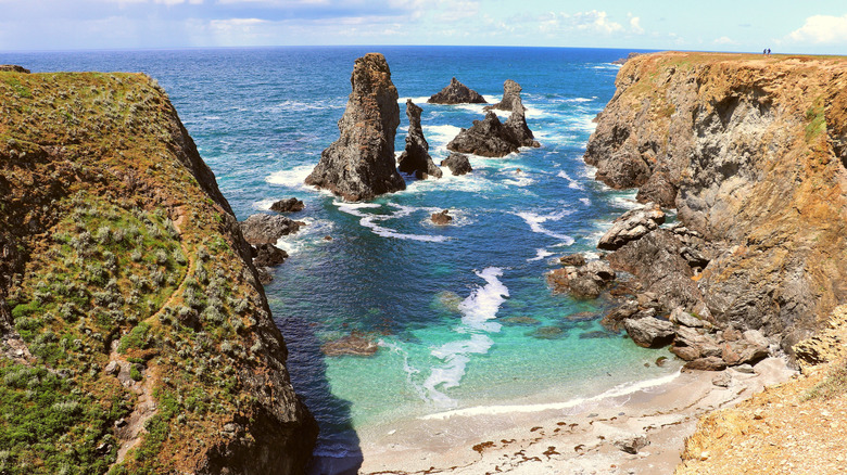 Une vue aérienne des rochers des Aguilles à Belle-Ile