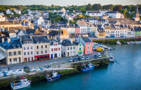 Cette île française très sous-estimée possède de charmants villages côtiers, des plages immaculées et des fruits de mer frais