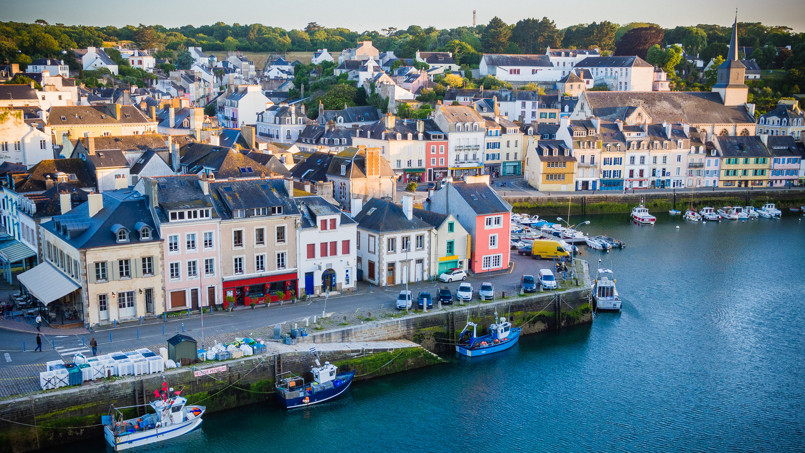 Cette île française très sous-estimée possède de charmants villages côtiers, des plages immaculées et des fruits de mer frais