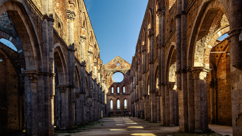 Une abbaye sans toit à Chiusdino, en Italie