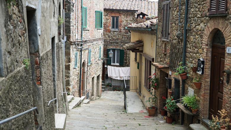 Une ruelle entourée de maisons en pierre à Chiusdino, en Italie