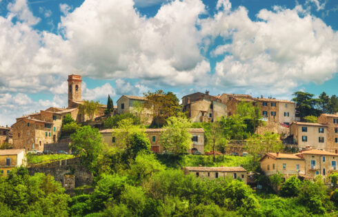 Niché entre Rome et Pise se trouve la commune négligée d'Italie avec un charme médiéval et une histoire riche