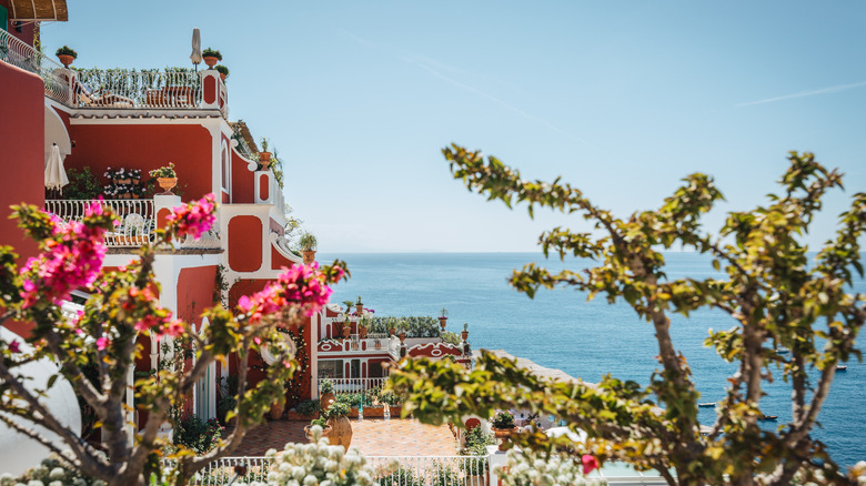 Vue sur le littoral de Positano et la façade rouge saisissante de l'hôtel Le Sirenuse