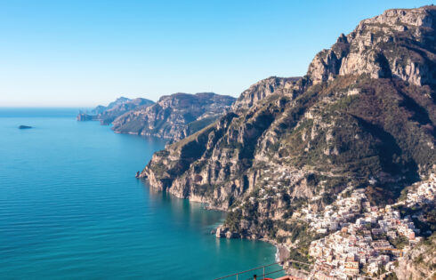 Le village peu connu d'Italie est un joyau de montagne perché sur de hauts sommets au-dessus de la mer scintillante