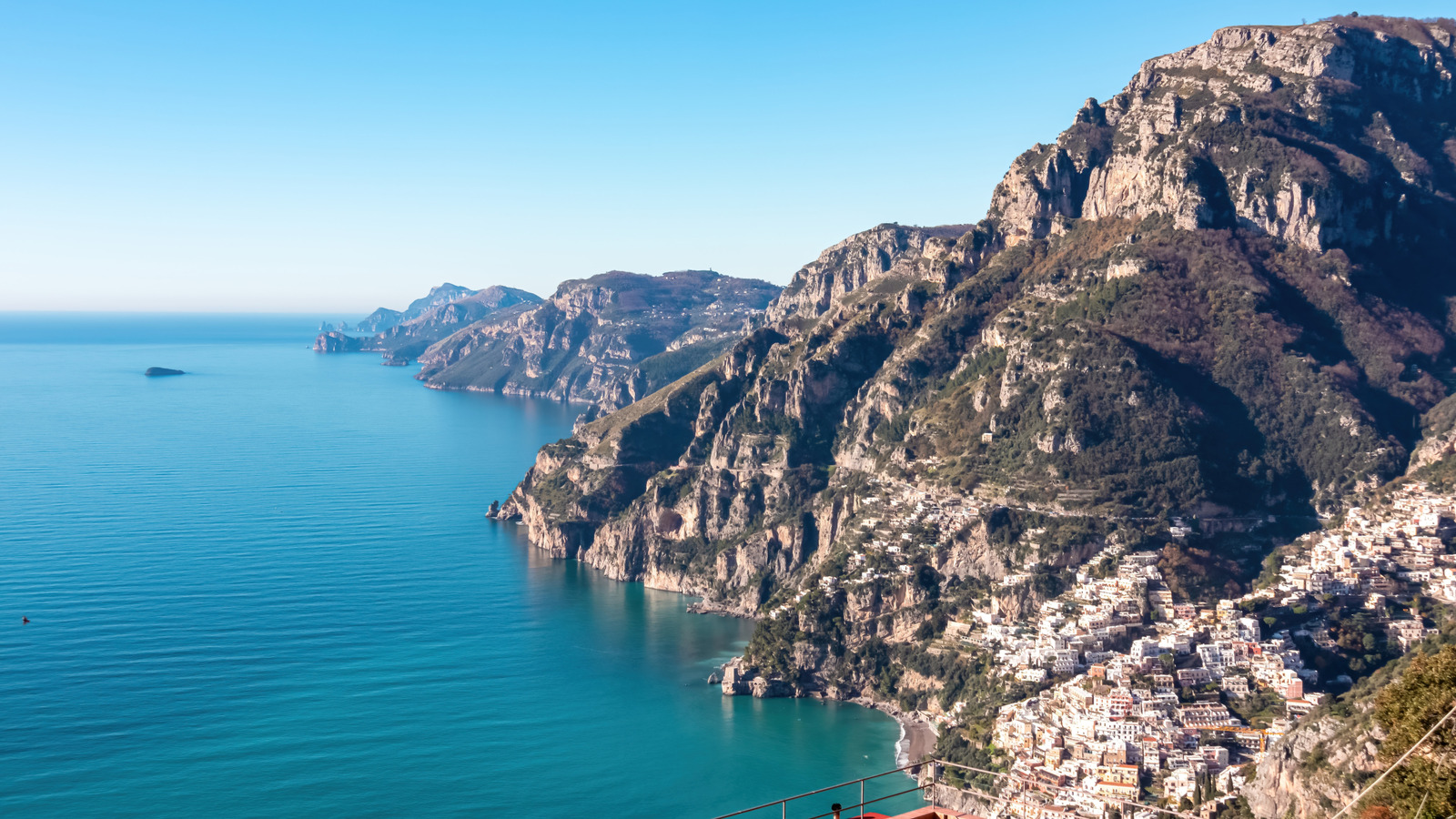 Le village peu connu d'Italie est un joyau de montagne perché sur de hauts sommets au-dessus de la mer scintillante